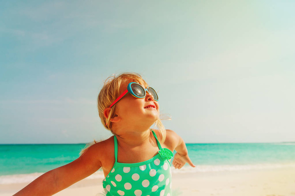 happy cute little girl enjoy beach vacation - Foto, imagen