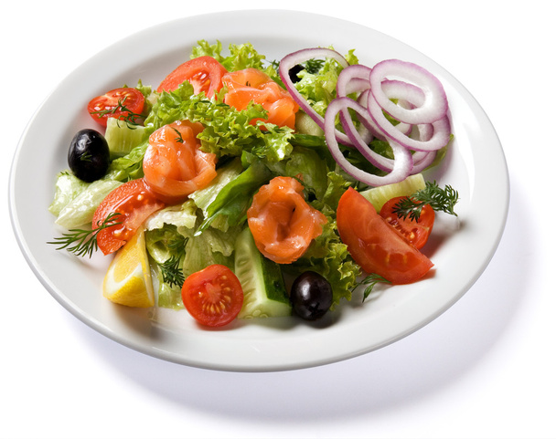 Salaatti lohi tarjoillaan valkoinen levy
 - Valokuva, kuva