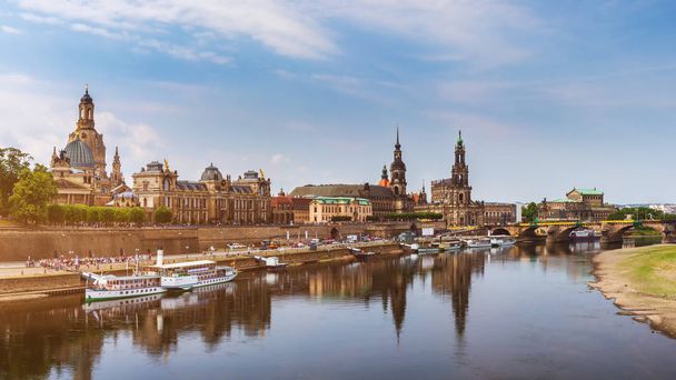 Widok latem malownicze architektura starego miasta z Elbe river nasyp w Dreźnie, Saksonia, Niemcy - Zdjęcie, obraz