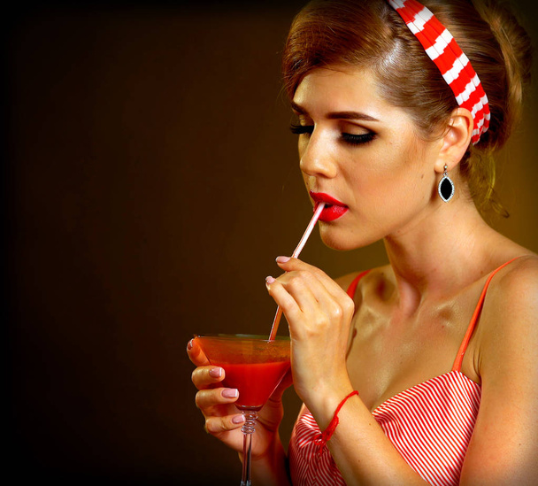 Pin up tyttö juo Bloody Mary cocktail. Pin-up retro naisten tyyliin
. - Valokuva, kuva