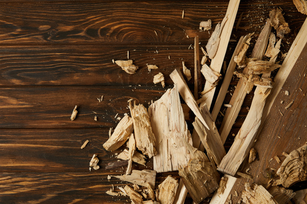 αυξημένη προβολή των ξύλινα τσιπ και κομμάτια του καφέ επιτραπέζια  - Φωτογραφία, εικόνα