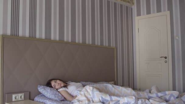 Όμορφη γυναίκα που δεν κοιμάται ξυπνάει στο κρεβάτι - Πλάνα, βίντεο