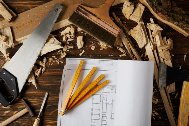 felülnézet, tervrajz és különböző eszközök a fából készült barna asztal - Fotó, kép