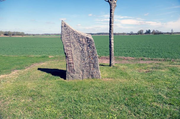 Runestone par l'église Viby
 - Photo, image