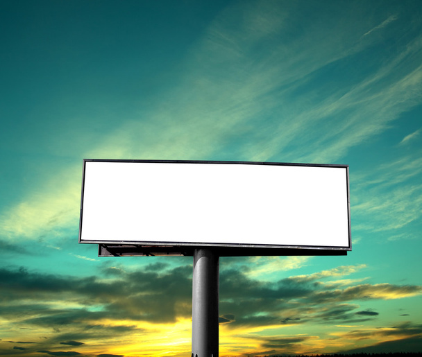 Leere Plakatwand vor dem Hintergrund des Sonnenuntergangs - Foto, Bild