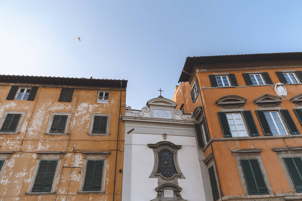 вид снизу домов в старом городе, Пиза, Италия
  - Фото, изображение