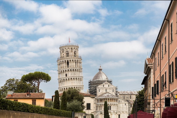 Leaning tower - 写真・画像