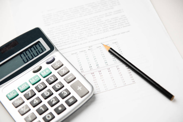 comptabilité financière, calculatrice et stylo - Photo, image