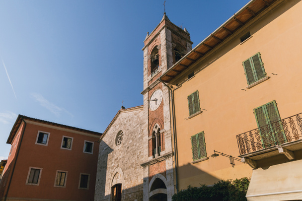 matala kulma näkymä rakennuksiin ja kirkas sininen taivas Toscanassa, Italia
 - Valokuva, kuva
