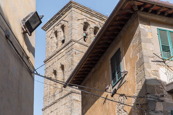 cena urbana com arquitetura histórica da Toscana e céu azul claro, Itália
  - Foto, Imagem