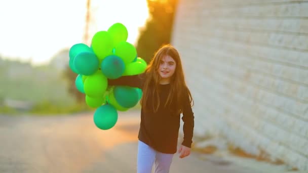 Onnellinen tyttö ilmapallojen kanssa. Full HD-video
 - Materiaali, video
