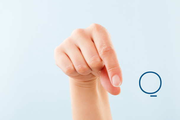 Americký znakový jazyk. Ženská ruka zobrazeno písmeno Q, samostatný na modrém pozadí.  - Fotografie, Obrázek
