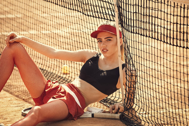 Tennis player woman sport athlete resting on court - Foto, immagini