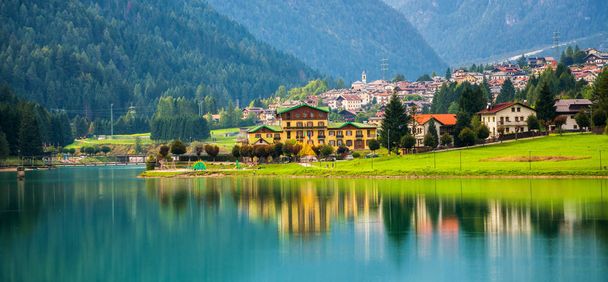 Beautiful mountain village landscape of Villapiccola and Lake Auronzo in Auronzo di Cadore, northern Italy. Nature and countryside panoramic landscape. - Photo, Image