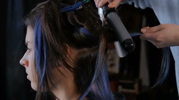 Coiffeur professionnel faisant coiffure pour femme - faire des boucles
 - Séquence, vidéo