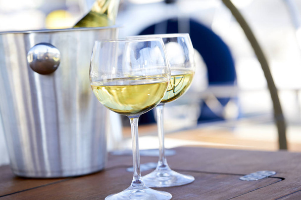 Coppia di bicchieri da vino con champagne su yacht, primo piano
  - Foto, immagini