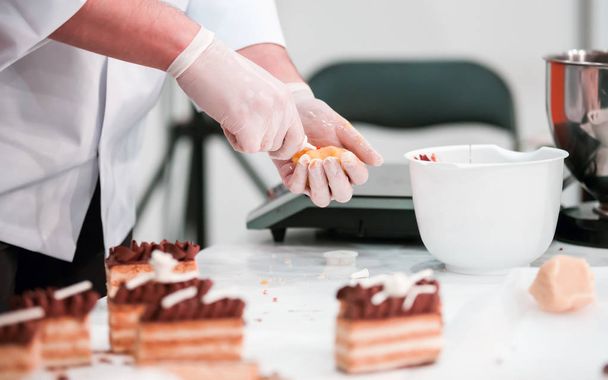 Zavřít pohled cukrář připravují dorty v cukrárně - Fotografie, Obrázek