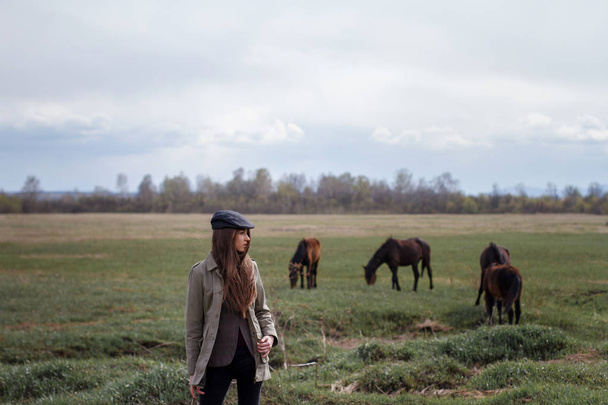 chica en el campo con caballos
 - Foto, Imagen