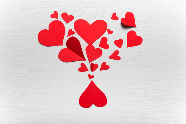 Wooden white background with red hearts. The concept of Valentine Day. - Zdjęcie, obraz
