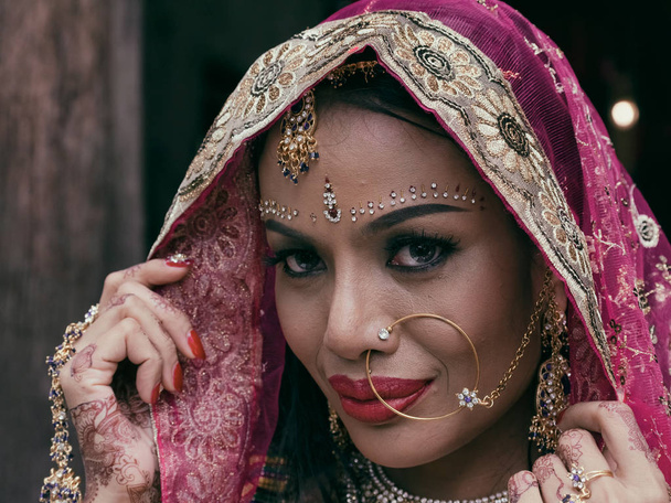 Όμορφη ινδική κορίτσι νεαρή Ινδή γυναίκα μοντέλο με χρυσά κοσμήματα - Φωτογραφία, εικόνα