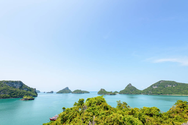 ハイアングルは、海と Mu Ko アントン国立海洋公園、スラタニ、タイの島前島島観点から島を青空の夏の間に美しい自然の風景を表示します。 - 写真・画像