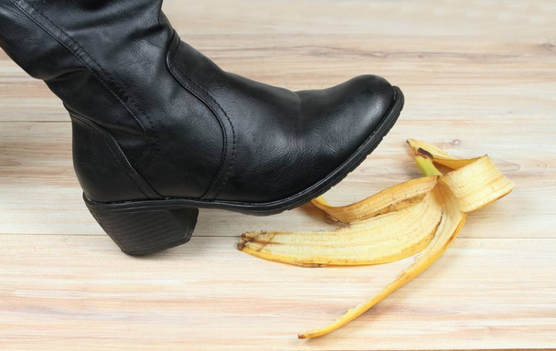 Падение на банановую кожу на деревянной доске
 - Фото, изображение