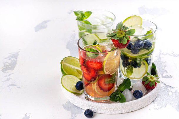 Summer homemade fruit and berries lemonade - Foto, afbeelding