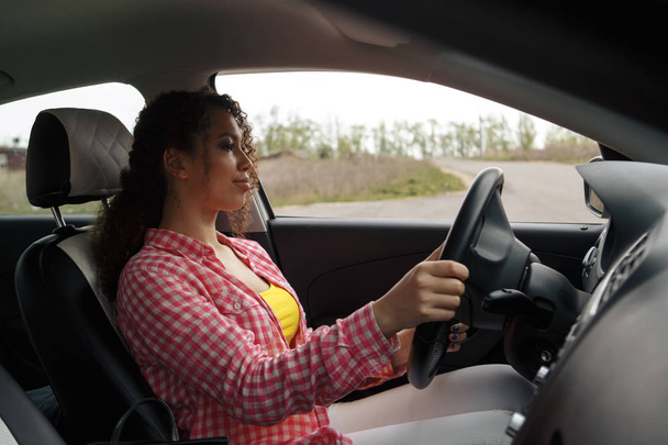 Jovem mulher dirigindo seu carro - Foto, Imagem