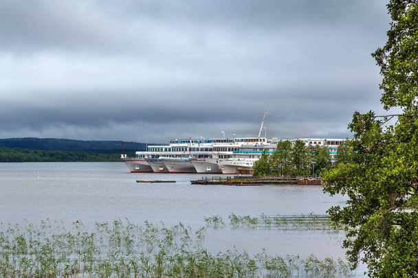 Круизные лайнеры на набережной возле острова Кижи, Россия
 - Фото, изображение