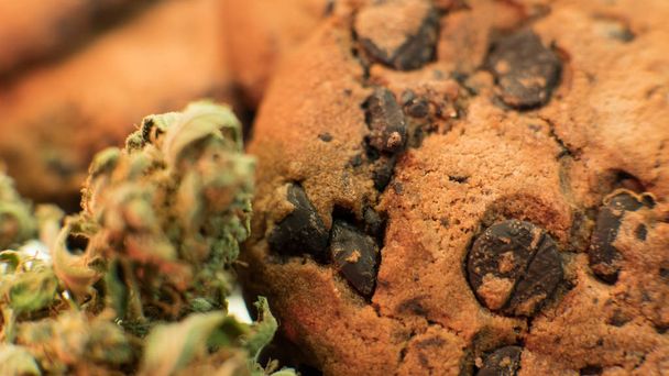  gasztronómiai termékek marihuána. Sütés cookie-kat a kannabisz közelről. - Fotó, kép