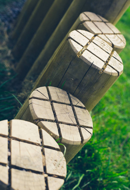 Фото крупным планом деревянных столбов на детской площадке
 - Фото, изображение