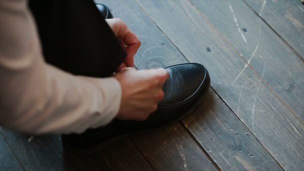 Homem com sucesso amarra seus sapatos vestido
 - Filmagem, Vídeo