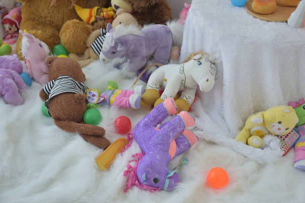 juguetes coloridos de los niños en cama
 - Foto, Imagen