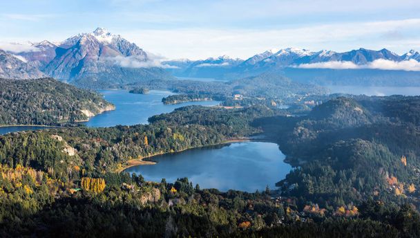 Magnífica vista desde lo alto del Cerro Compañero en el Parque Nacional Nahuel Huapi, San Carlos de Bariloche (o simplemente, Bariloche), Río Negro, ubicado en el extremo norte de la Patagonia argentina
 - Foto, Imagen