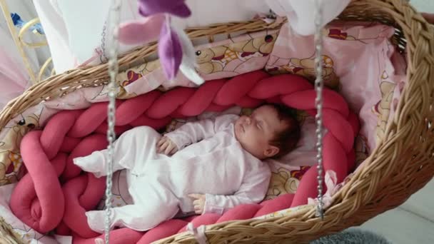 Schattige pasgeboren baby slapen in wieg - Video