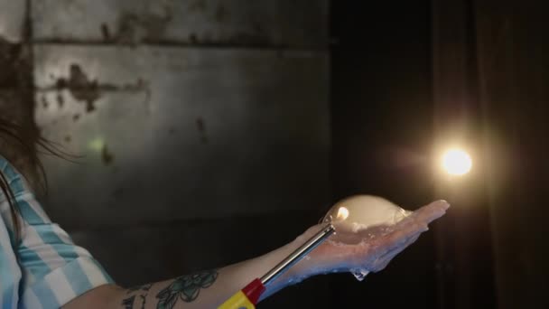 Een vrouw verbrandt haar hand, een flits van brand - Video