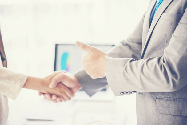 zakenman die zijn handen schudden tijdens een bijeenkomst in het kantoor, succes, omgaan, groet en partner concept. - Foto, afbeelding