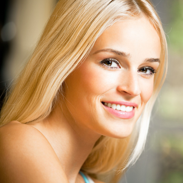 Smiling young beautiful woman, indoors - Fotoğraf, Görsel