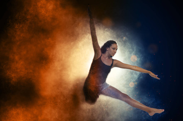 Beautiful young woman professional ballet show or modern dancer - Foto, Imagem