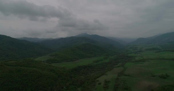 Nagorno-Karabach, horizontale Pfanne, Berge, Felder, Wald, bewölkt, Nebel 23-32 d3 _ cc. - Filmmaterial, Video