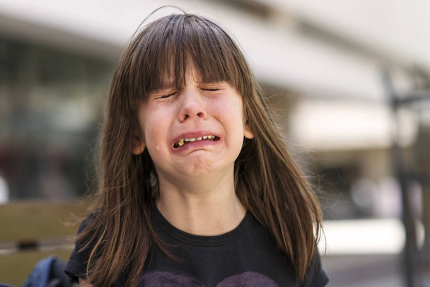 üzgün küçük kız ağlıyor - Fotoğraf, Görsel