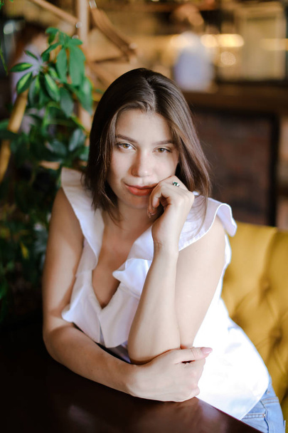 Портрет красивої білоруської бізнес-леді, що сидить за столом на кріслі
. - Фото, зображення