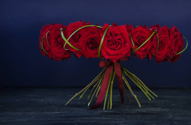 Červené růže v kreativní Buket zdobený bílými květy orchidejí - Fotografie, Obrázek