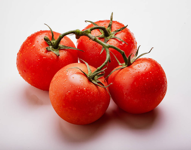 Wet Juicy Tomatoes on the Vine - Foto, imagen