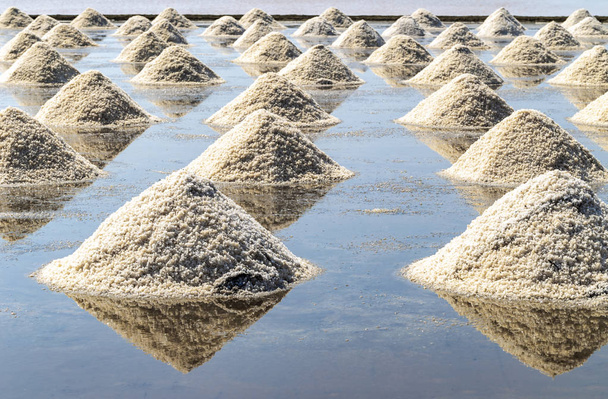 Sal cruda o pila de sal de agua de mar en evaporación; estanques en la provincia de Phetchaburi, Tailandia
 - Foto, Imagen