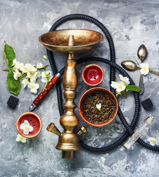 Smoke hookah with jasmine floral scent.Shisha concept.Modern hookah - Foto, afbeelding