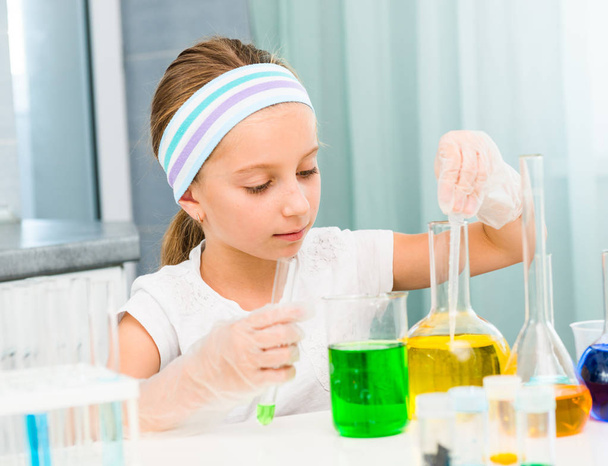 little girl with flasks for chemistry - Фото, зображення