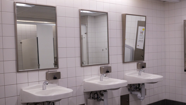 Movimiento de nuevo cuarto de baño público limpio
 - Metraje, vídeo
