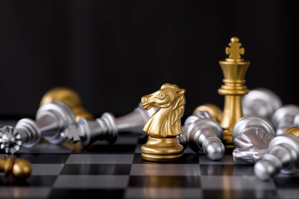Koně šachy a vyhrajte s nepřátelským pozadím - Fotografie, Obrázek