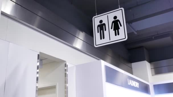 Κίνηση του άνδρα και της γυναίκας washroom λογότυπο δίπλα σε τοίχο - Πλάνα, βίντεο